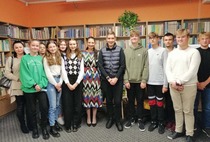 Udział licealistów w spotkaniu autorskim z Ałbeną Grabowską, autorką „Stulecia Winnych”