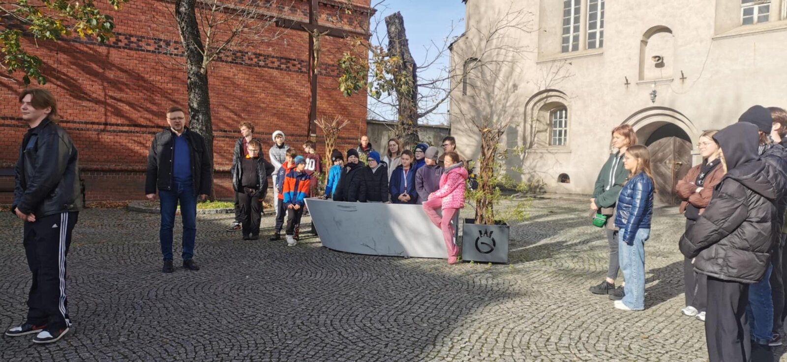 Pamięć o przeszłości – uczniowie zapalili znicze na dawnych cmentarzach Grodziska Wielkopolskiego