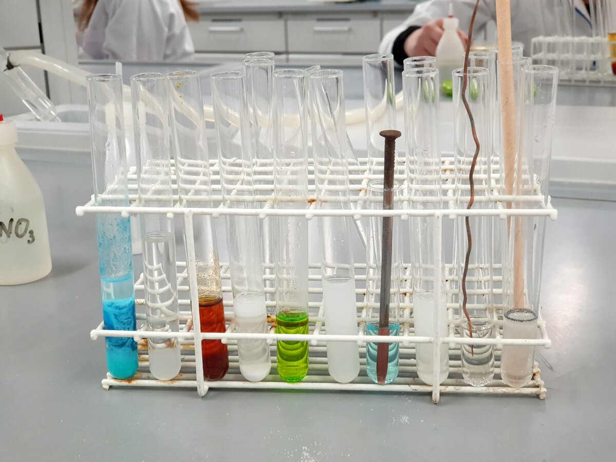 Magia probówek i „chemiczny ogród”, czyli licealiści na Wydziale Chemii UAM