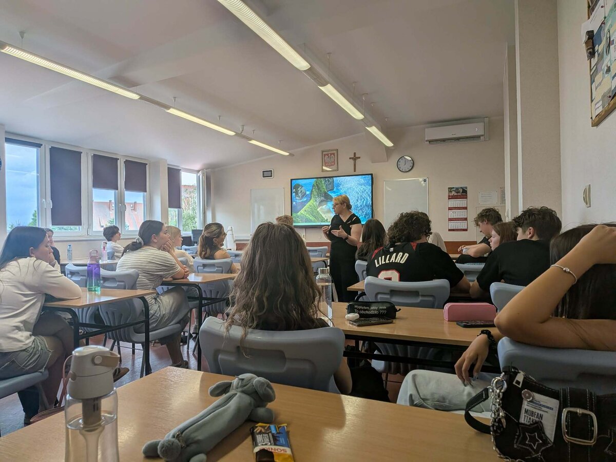 Projekt EPAS: Teatralne warsztaty o prawach człowieka i spektaklu „Strefa 0” w naszej szkole 